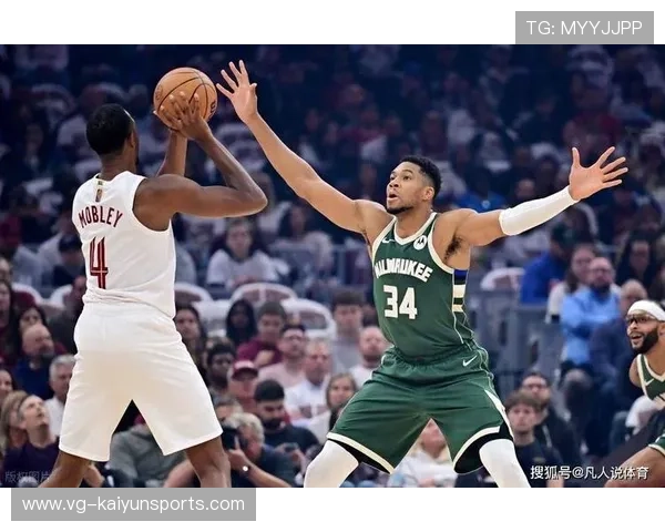 字母哥突破上篮造成犯规，雄鹿末节抢分